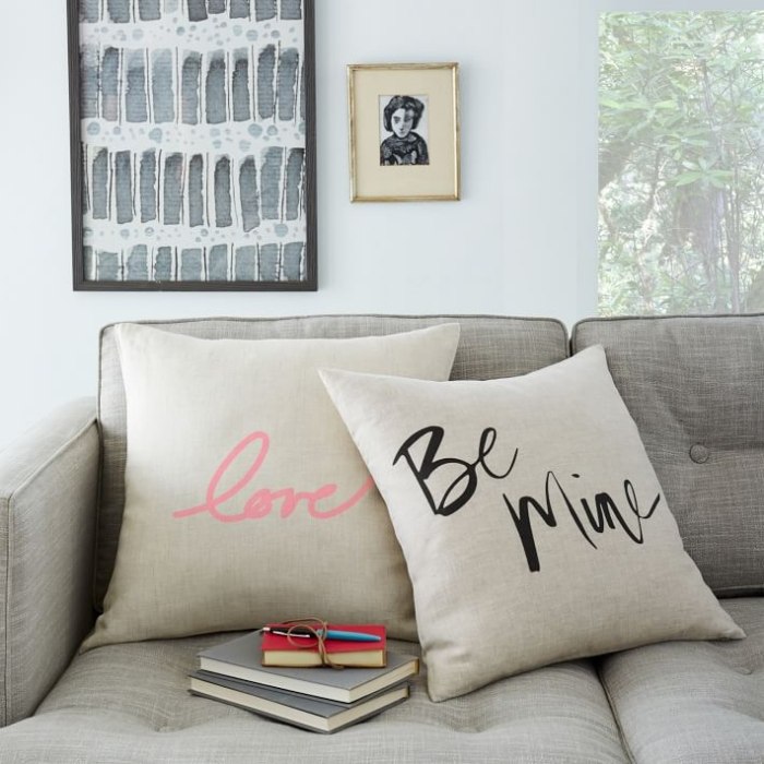 Tipy na darčeky na Valentína - skvelé vyšívané obliečky na vankúše dekoračné-obliečky na vankúše-valentínske nápady na darčeky-nápisy-vyšívané