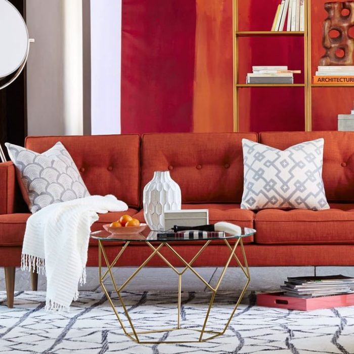 Vyšívané vankúše sú posadené na pohovke Platinum Collection Deco-pohovka-výšivka vlna-výšivka-obliečka na vankúš-moderná-platina