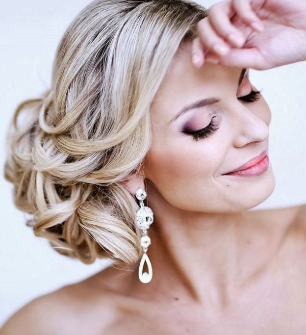 Svadobná móda-účesy-klasika-chignon-nosené-bokom-stredne dlhé vlasy