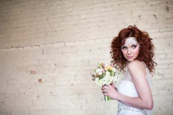 Účesy s otvorenými strapcami-horiace-červeno-svadobné-stredne dlhé vlasy