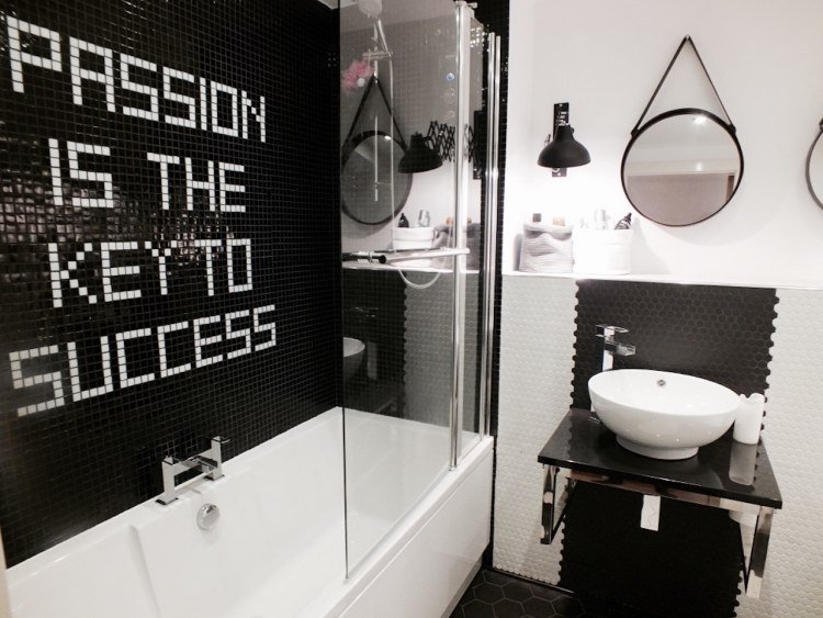 písmo do kúpeľne-dlaždice-mozaiky-čierno-bielej-vane