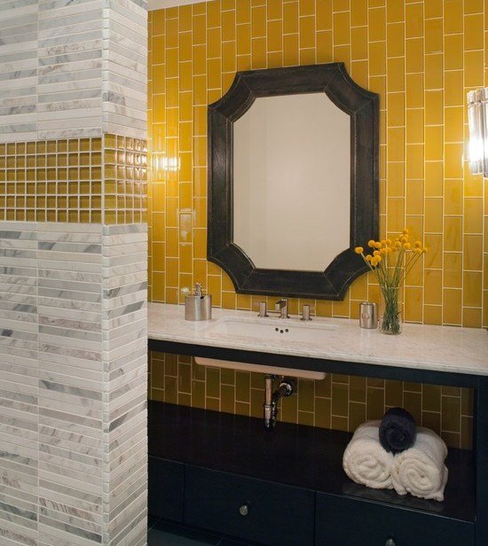 kúpeľňa so žltými akcentmi