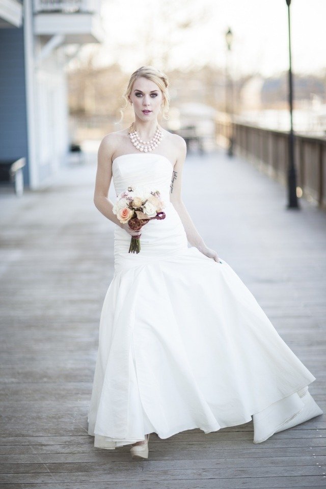 Elegantné šaty bez ramienok so závesmi nevesta-biela-krásna-pouličná-plesová sukňa