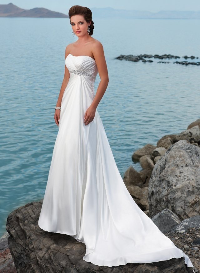 Bez ramienok, dlhý vlak, morské pozadie krásna-nevesta-more-dlhé-šaty-móda