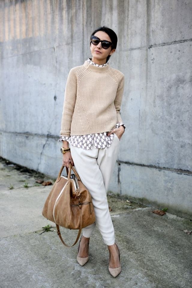 nohavice krémovej farby, košeľa so vzorom a na nej béžové pilli outfit-inšpirácie-jesenné-krémové-nohavice-vzorované-košele-béžové-svetre-špičaté-topánky