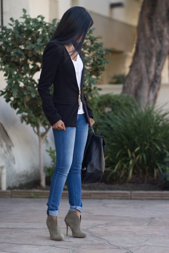 Vyhrňte si rifle, aby ste zvýraznili čižmy outfit-inšpirácie-jeseň-čierna-sveter-zrolované-džínsové čižmy