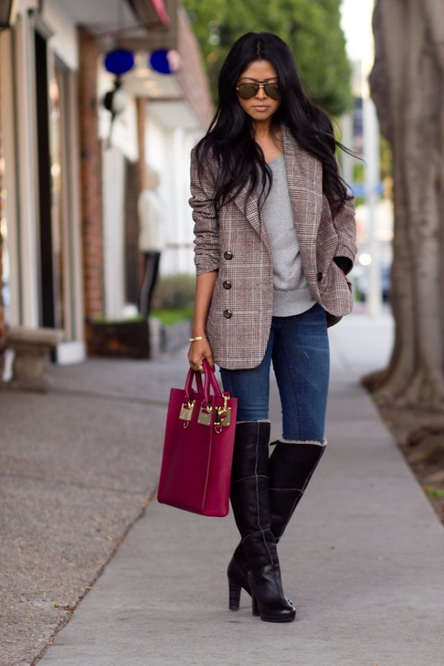 Outfitové inšpirácie na jeseň - károvaný blejzer, rifle a čižmy nad kolená Outfitové inšpirácie na jesennú károvanú-blejzer-kolená-vysoké-čižmy-fuksiová kabelka