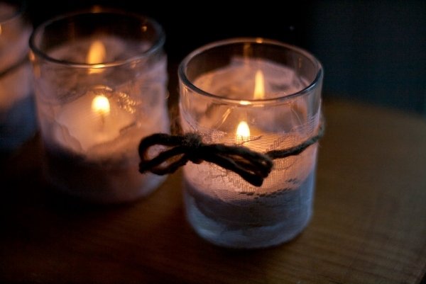 Jednoduchý, ale účinný nápad šik-sviečky-svadobná-dekorácia-nápad-stôl