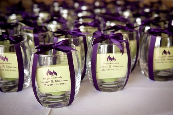 Menovky pre hostí s fialovými stužkami sviečka-svadobné nápady-štítky-hostia-dekorácia