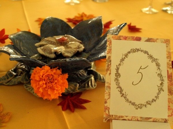 Veľmi elegantný nápad pre značky hostí a svietniky jeseň-svadba-nápad-dekorácia-stôl-sviečka