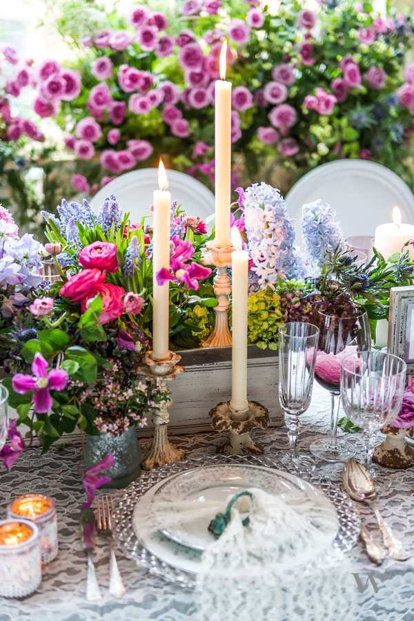 Dlhé šľachtické sviečky s porcelánovým príborom dekorácia-svadobné-sviečky-dizajn-nápady-sami