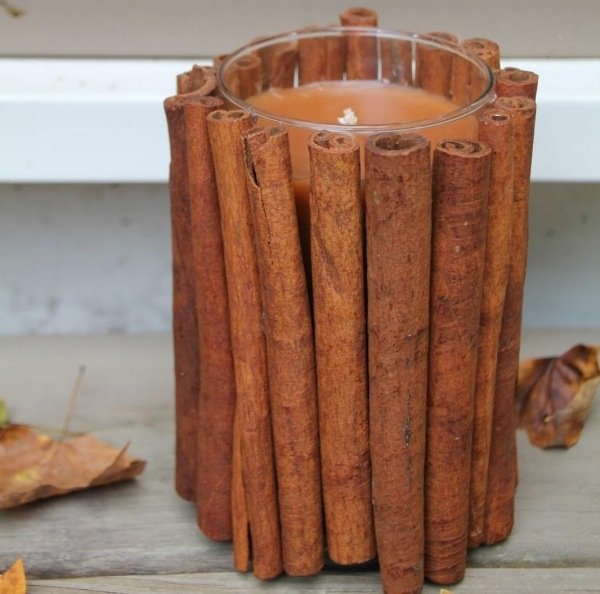 Svietnik so škoricovými tyčinkami Dekorácia so sviečkami škorica-tyčinky-nápad-sviečka-deko-svadba