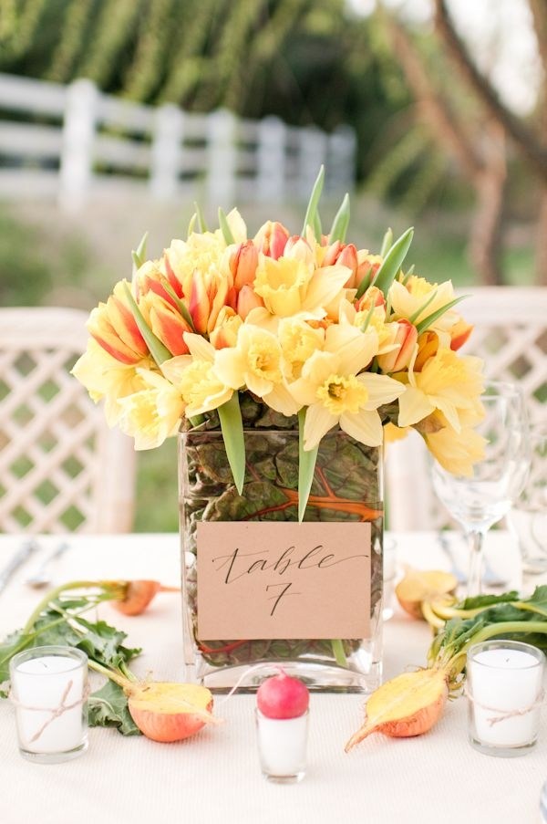 Štvorcová sklenená váza s ručne písaným nápisom tulepn-akcent-stol-dekoracia-hostia-svadba