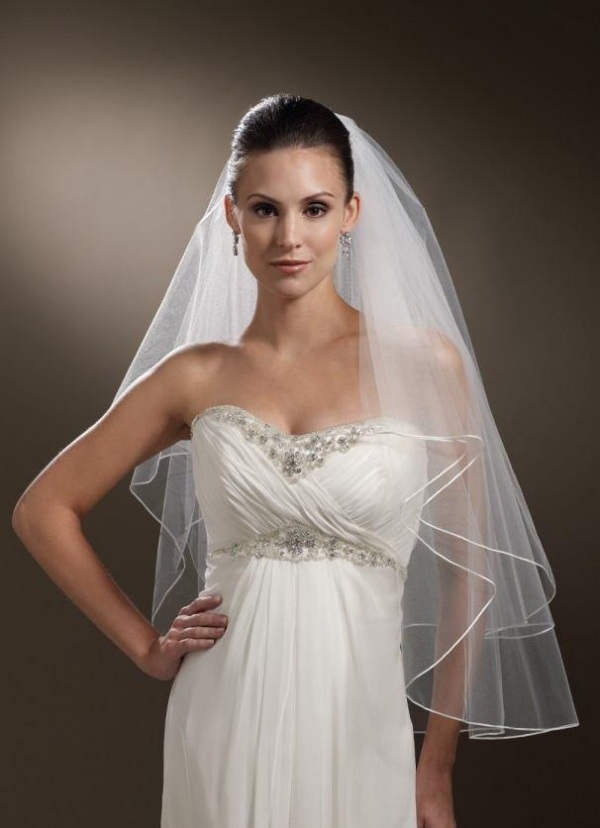 Elegantný závoj podčiarkuje šik účes závoj-pripnuté-nápad-svadobné vlasy