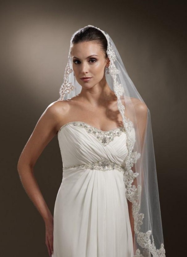 Čipkovaný závoj, ktorý dopĺňa pripnutý účes závoj-účes-nevesta-nápad-svadobný štýl