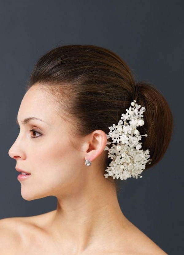 Asymetrický účes s vizuálne zdvihnutým čelom šik-účes-pripnuté-vlasy-uzol-dekorácia