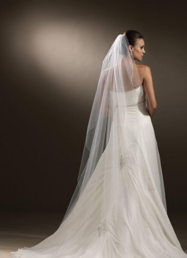 Dlhý závoj z tylu prináša nežnosť späť-foto-svadba-nápad-svadobný závoj