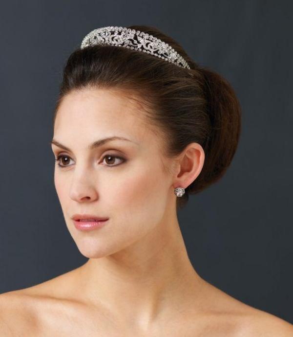 Romantický účes pre princeznovský look princezná-štýl-svadobný-účes-nápad-pripnuté vlasy