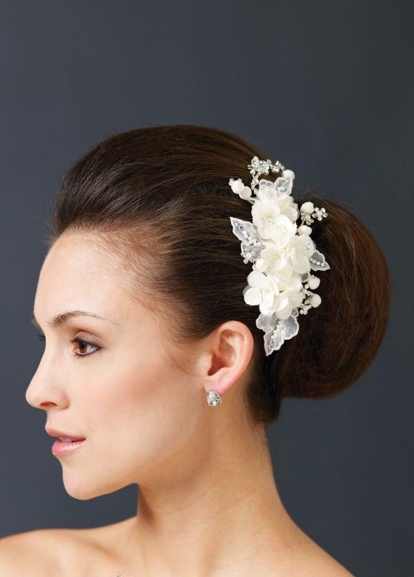 Biela dekorácia je umiestnená asymetricky perfektný-účes-pripnutý-nevesta-nápad-svadba