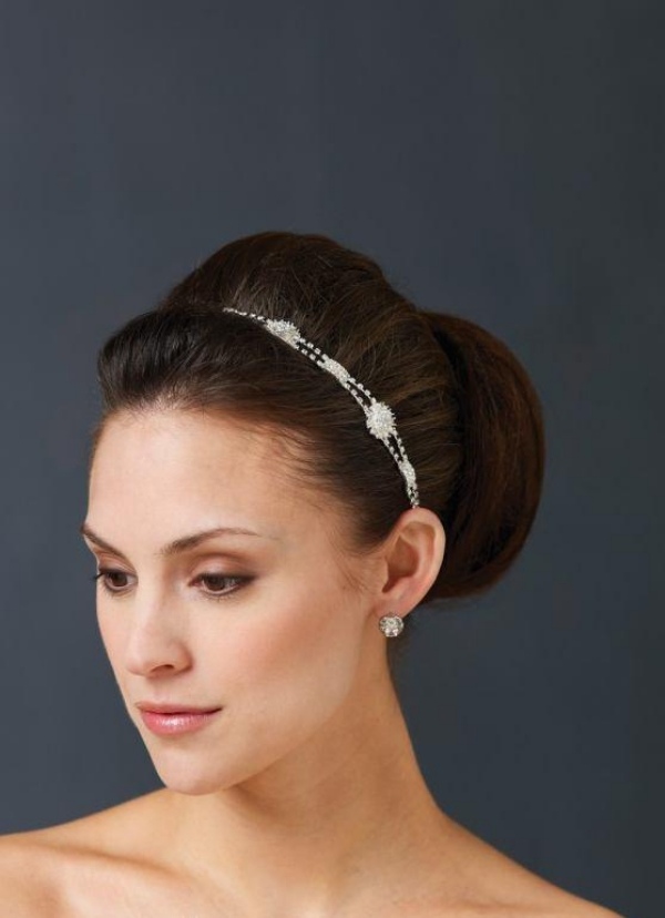 Účes je romantický a rozkošný svadobný účes-vlasová dekorácia-hrebeň-čelenka