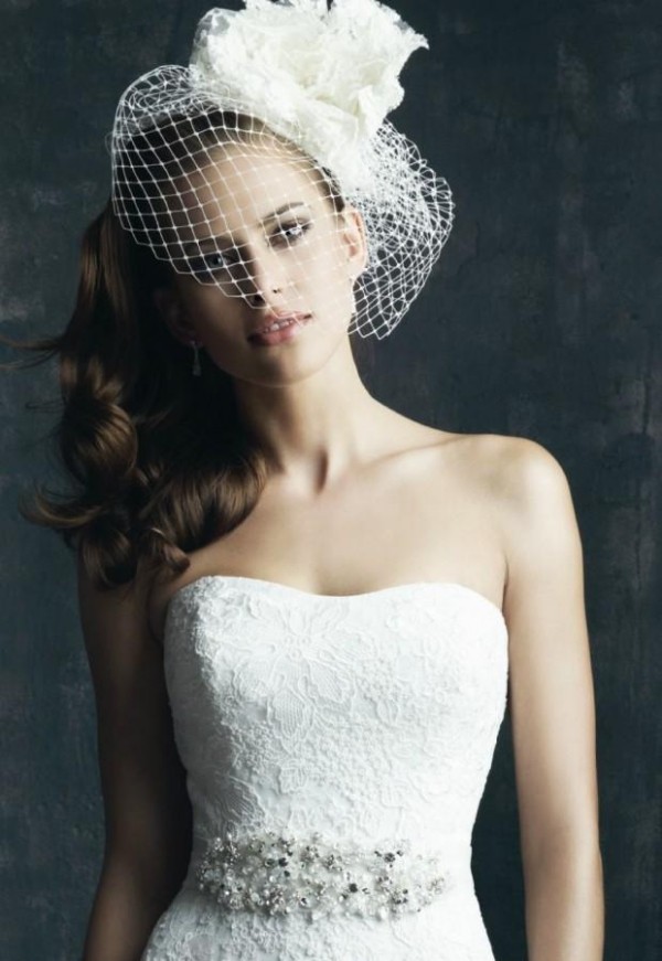 Elegantný retro klobúkový závoj so sieťkou a veľkým kvetom účes-svadobné-účesy-nápad-svadba