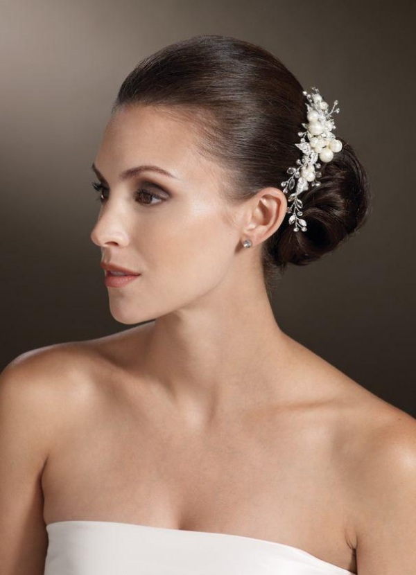 Nápad s hrebeňom na vlasy z perál a kryštálov vlasy-hrebeň-šperky-svadba-účes-nevesta