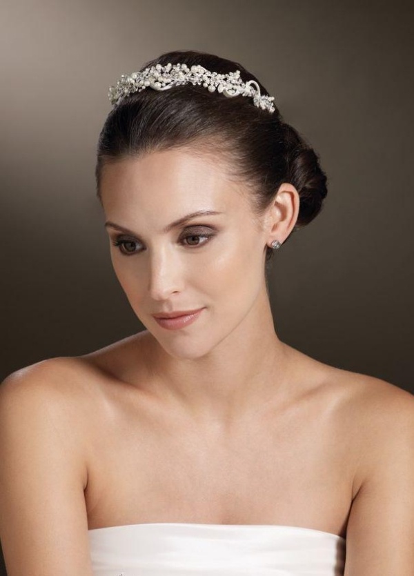 Vlasy sú zopnuté rovno diadém-účes-nevesta-šik-nápad-vlasy