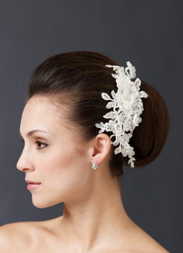 Hrebeň na vlasy harmonizuje s náušnicami deco hrebeňový profil účesu nevesty