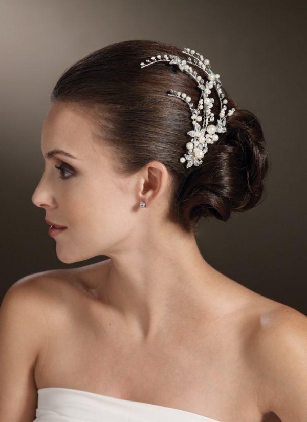 Zaujímavá ozdoba do vlasov s dlhými perličkovými lianami svadobné-vlasy-šperky-nápad-šik-účes