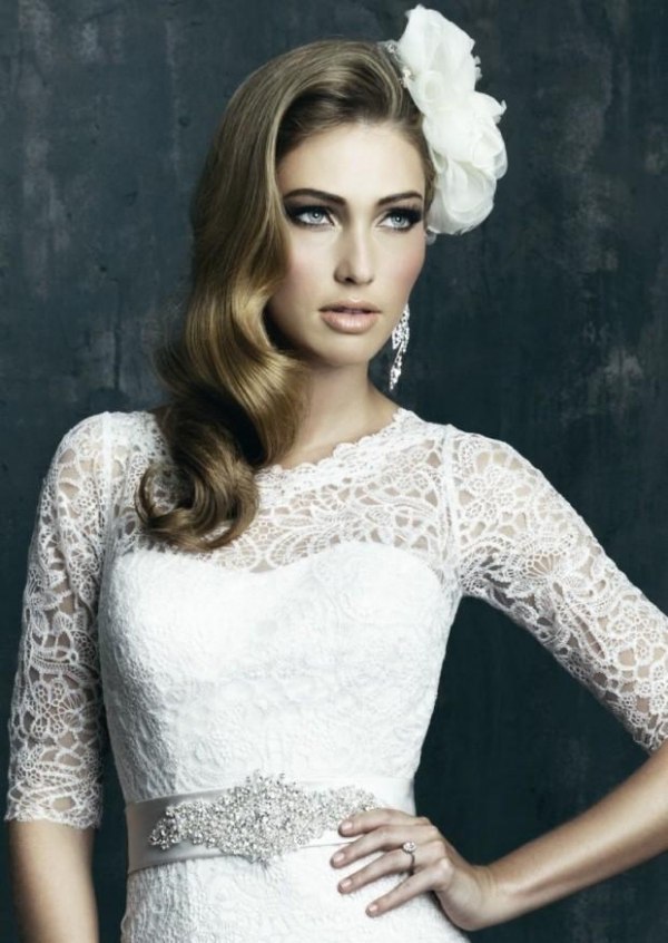 Otvorenú stranu zdobí veľký umelý kvet svadobné účesy-s-vlasmi-šperky-nápady