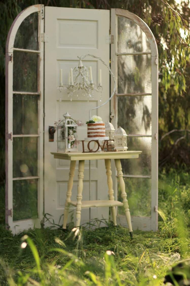 svadobné nápady-dvere-štýl-inšpirácia-bočný-stôl-sklenené-prvky-dekorácia