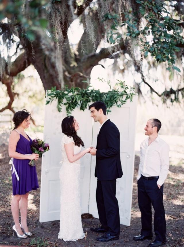 originálne svadobné nápady na dvere ako vonkajší dekor pod vŕbou originálne-svadobné nápady-na-dvere-svadobné-fotografovanie-vonku