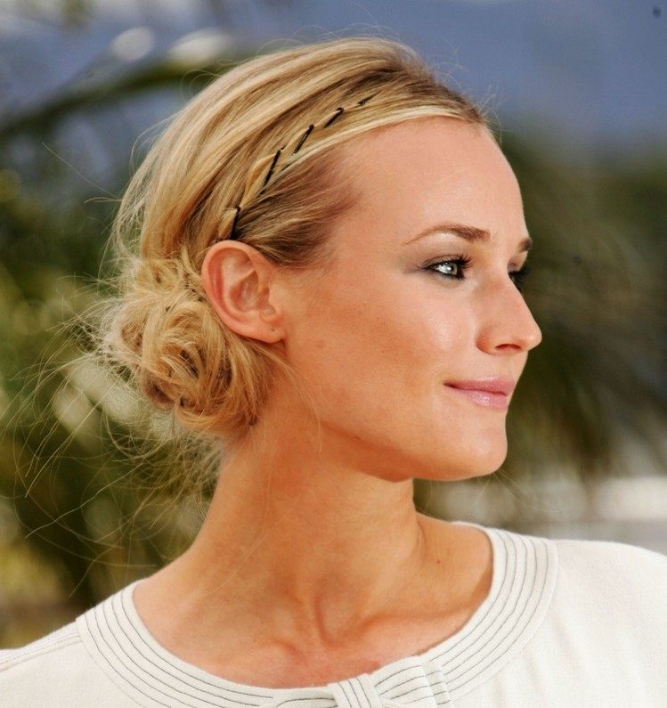 Ofinu si pripnite na stranu a zopnite vlasy do drdola Účes-bobby piny-bočný-drdol-ofina-pripnutý