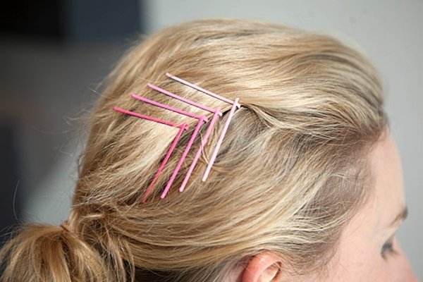 chladný dizajn ombre chevron bobby pin Na ofinu použite bobby pin v tvare V.