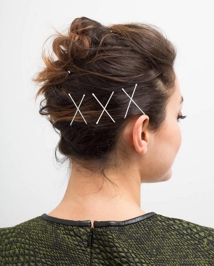 Updo s bielymi bobby kolíkmi ako prízvuk Účes-bobby kolíky-biela-x-pripevnené-updo