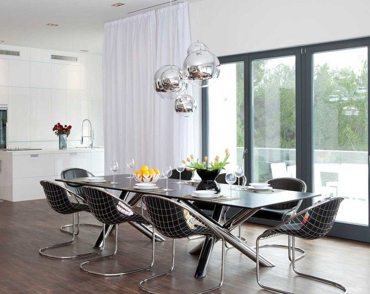 jedálenský dizajn-obdĺžnikový-jedálenský stôl-čierna-doska-kovové-kreslo-závesné svetlá