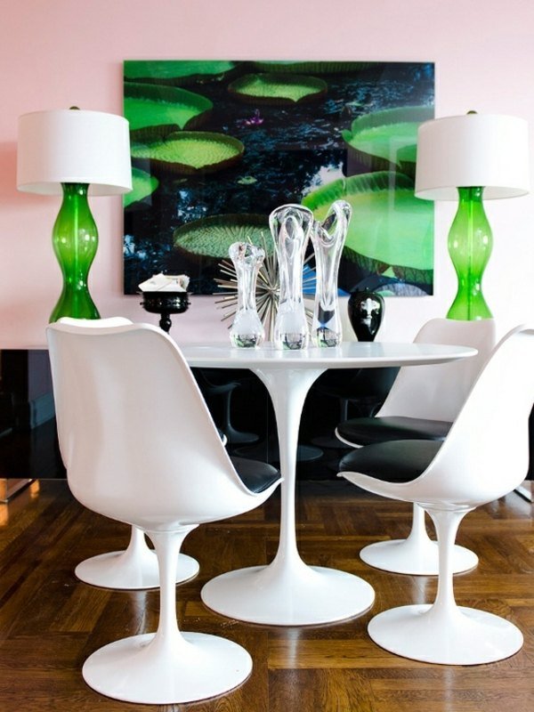 Biele stoličky s dizajnom nábytku do jedálne