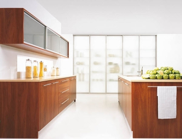 Drevený kuchynský ostrovček biele steny Biele steny z dreveného kuchynského ostrovčeka