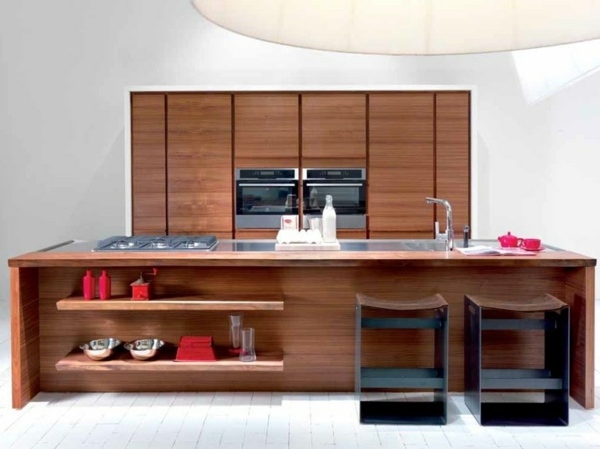 Drevená kuchyňa, retro dizajn, nápad, červená dekorácia Drevená kuchyňa, retro dizajn, nápad, červené dekoratívne vázy