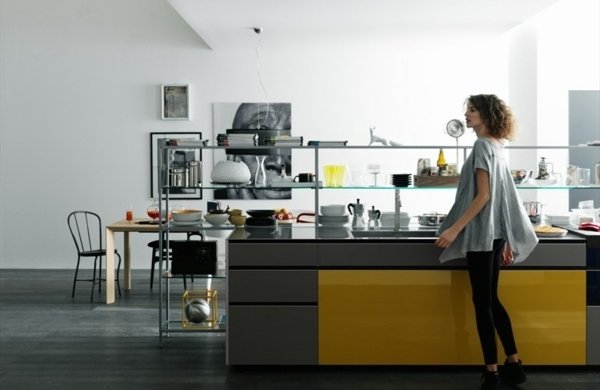 otvorený dizajn kuchyne nápady na zdobenie žltá farba nápady na zdobenie otvorenej kuchyne sivý kuchynský ostrov