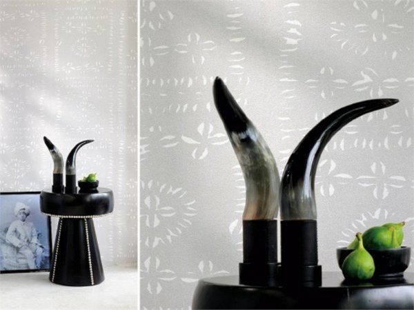 Kvety biela tapeta chodba dizajn Kvety biela tapeta kožená taburetka čierna farebná dekorácia