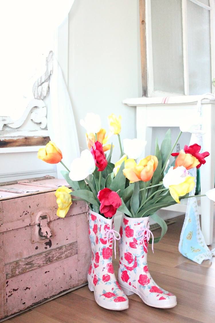 nápady-rustikálna-jarná dekorácia-gumáky-tuplen-čerstvé-kvety