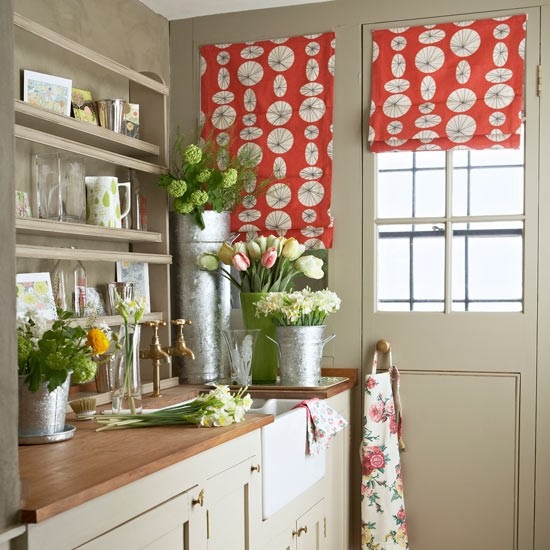 rustikálna jarná dekorácia kvety kovové vedro kuchyňa rustikálna jarná dekorácia kvety kovové vedro kuchyňa