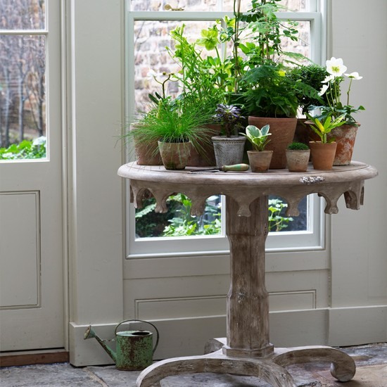 jarná dekorácia vchodové kvetináče rôznej veľkosti rustikálne jarné dekorácie kvetináče rôznych veľkostí