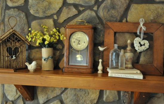 rustikálna ozdoba krbovej rímsy staré hodiny drevené sochy vtákov rustikálne nápady staré hodiny sochy drevených vtákov