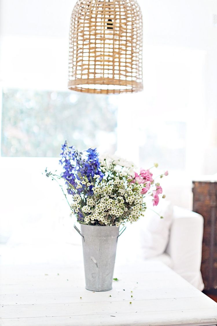 štýlová a jednoduchá dekorácia na stôl - biely obrus, kovové vedro, čerstvé kvety rustikálna-jarná-dekorácia-nápady-stolná-dekorácia-vedro-kov-čerstvé-kvety-biele