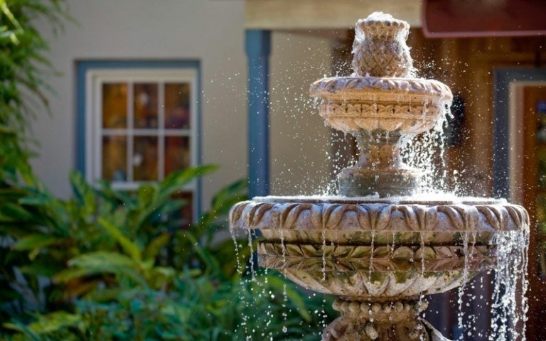 vodné prvky pre záhradnú fontánu nápad na klasickú výzdobu romantický