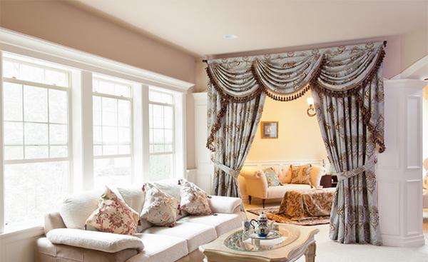 Ženilská damašková tkanina s nádhernými polkruhovými drapériami 4-béžový-kruh-obývacia izba-dizajn-opona-nápad