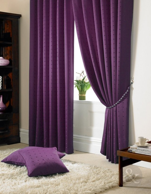 purpurový koberec s dlhým akcentom a farebným kobercom