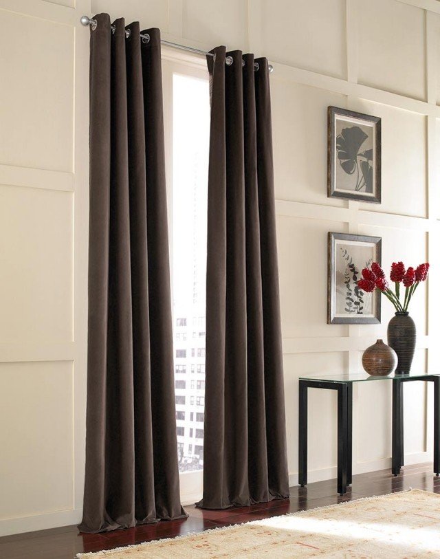 váza na koberec s jednoduchým dizajnom kontrastuje so svetlou stenou tmavej opony